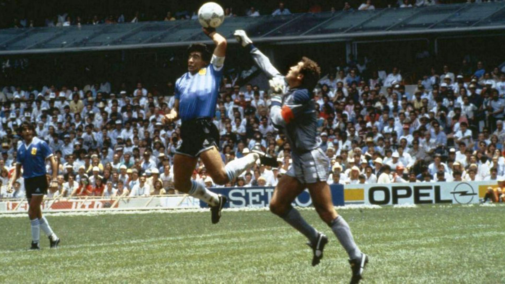Basada en el libro de Andrés Burgo, la película reconstruye minuto a minuto el cruce decisivo marcado por la 'Mano de Dios' de Maradona
