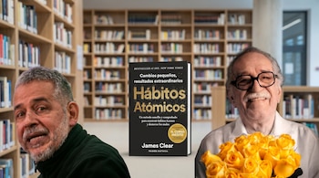 Libro "Hábitos Atómicos" en el centro, flanqueado por dos hombres. El de la izquierda con barba gris, el de la derecha con gafas, bigote y un ramo de rosas amarillas. Fondo de biblioteca.