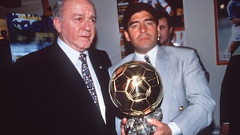 Maradona posa con Alfredo Di