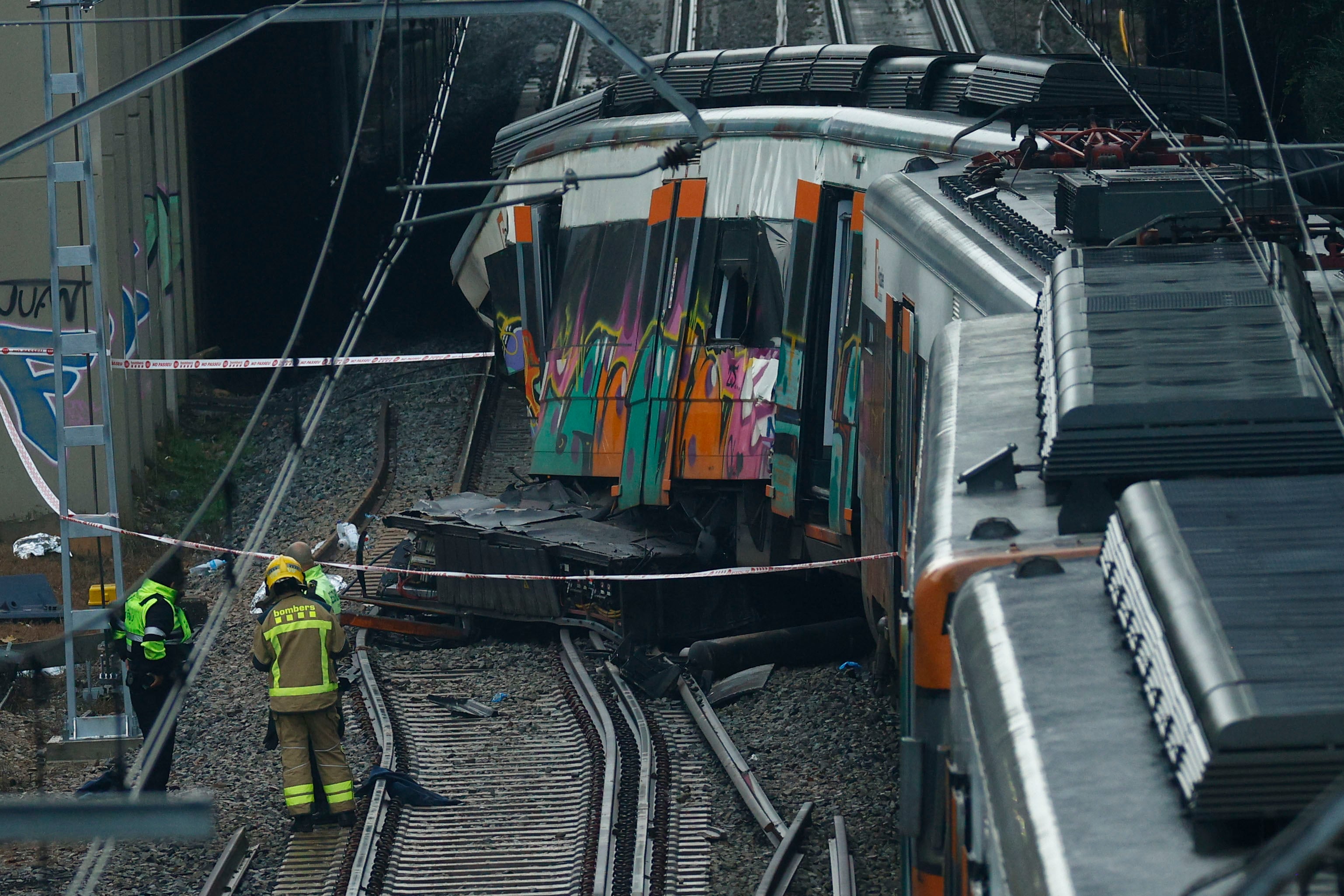 Bomberos revisan el tren de Rodalies descarrilado el martes en Gelida, provincia de Barcelona. Adif revisó ayer la infraestructura de Rodalies de Cataluña, que reactiva este jueves su servicio. / EFE - Quique García