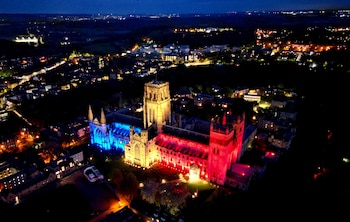 La Catedral de Durham se ilumina con los colores de la Union Jack antes de la coronación del Rey Carlos en Durham (REUTERS/Lee Smith)