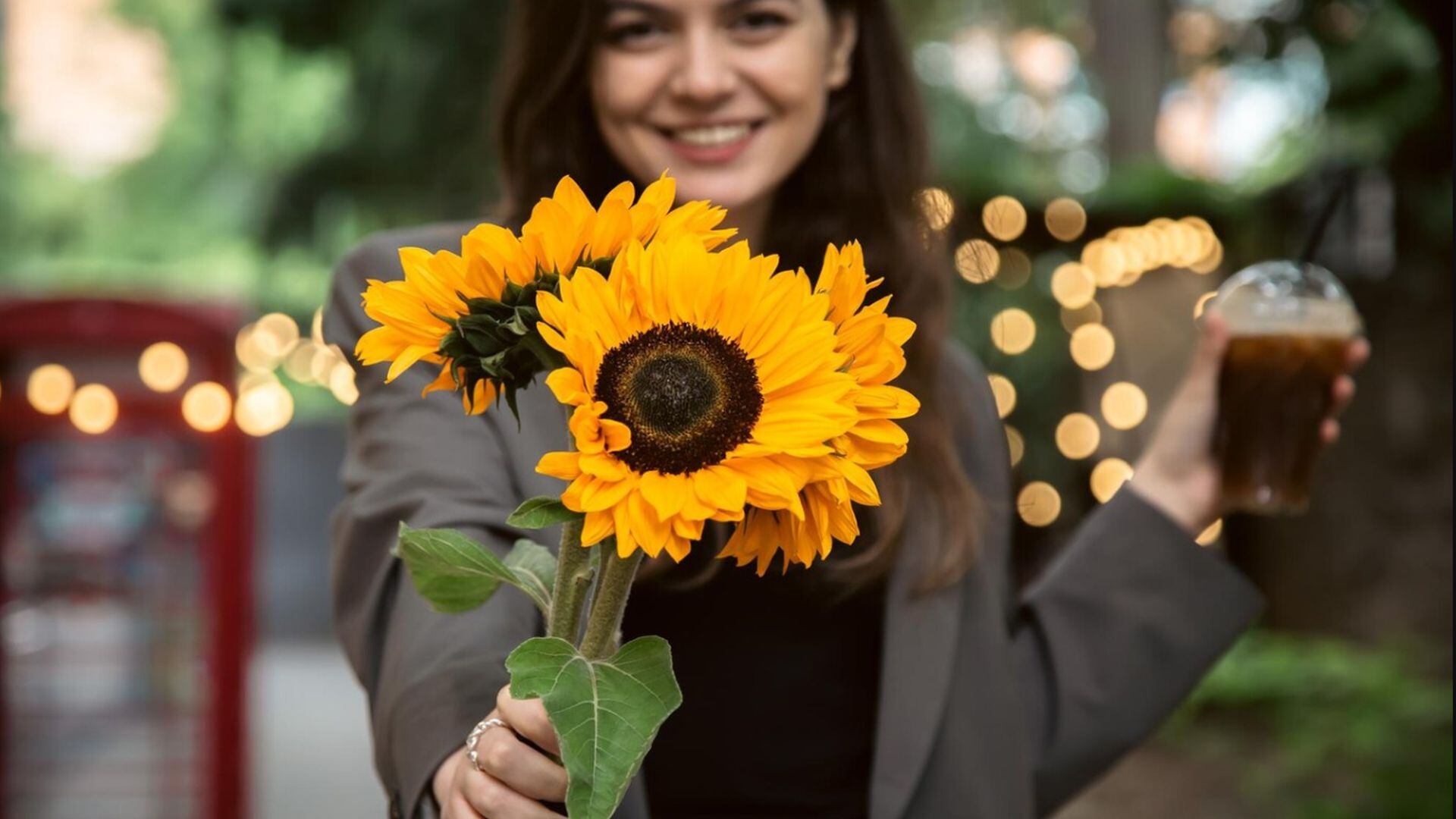 Detrás de cada gesto hay un significado profundo. Este no es solo un detalle bonito, sino una forma de expresar cariño, optimismo y buenos deseos en un día que ha cobrado un simbolismo especial. (Freepik)