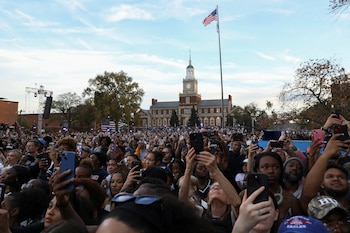 Seguidores utilizan su teléfono mientras la candidata demócrata a la vicepresidencia de EE.UU., Kamala Harris, pronuncia un discurso (REUTERS/Alyssa Pointer)