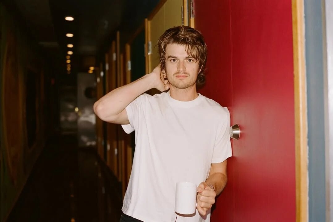 Joe Keery, protagonista de Stranger Things y líder de DJO, causa expectativa entre los fans de la Ciudad de México antes de su show en el Pepsi Center. (Foto de archivo)