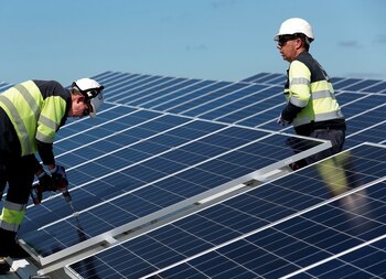 05/06/2020 Dos operarios fijan paneles solares en la instalaci�n
ECONOMIA
EDP