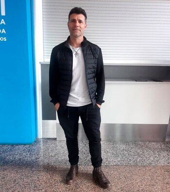 Junto a su hermano mellizo