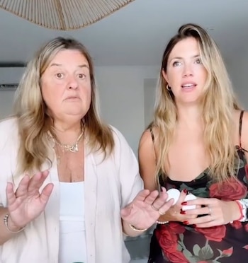 Stephanie Demner y su suegra, Charo, en uno de los videos que suelen hacer