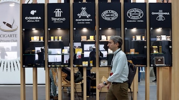 Un asistente recorre la feria comercial del XXV Festival del Habano en el Palacio de Convenciones de La Habana, Cuba (EFE/ Ernesto Mastrascusa/Archivo)