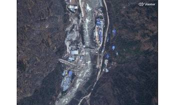 El colapso arrastró bloques de hielo y roca hasta el fondo del valle, afectando a varias comunidades (Credit: Satellite image ©2026 Vantor via AP)