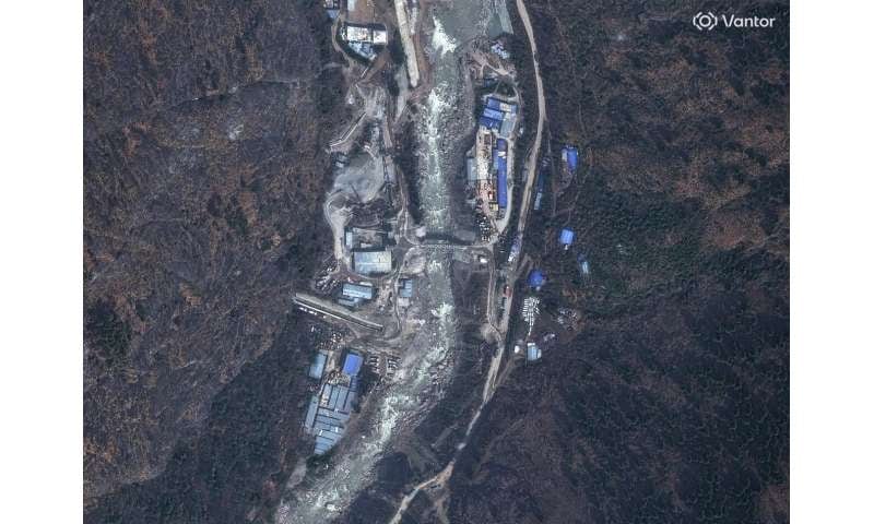El colapso arrastró bloques de hielo y roca hasta el fondo del valle, afectando a varias comunidades (Credit: Satellite image ©2026 Vantor via AP)