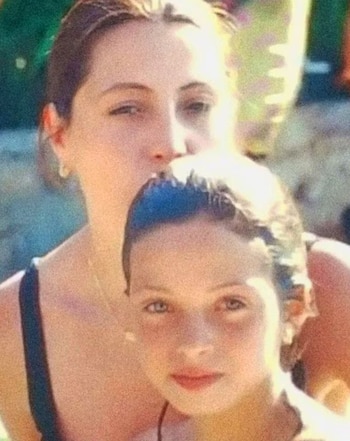 Sara Carbonero de pequeña con su madre, Goyi Arévalo. (Instagram)