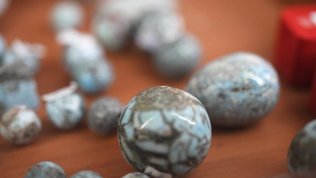 El larimar es una variedad rara de pectolita de origen volcánico que solo se encuentra en zonas limitadas de la provincia de Barahona. (Foto cortesía Ministerio de Energía y Minas)