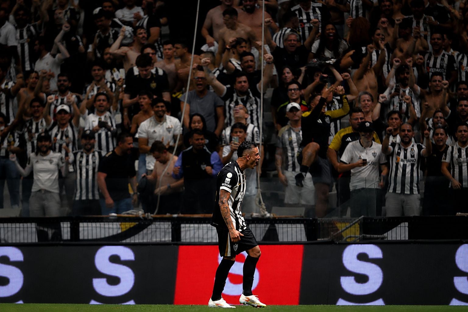 Castaño completó 63 pases y registró una precisión del 87% durante el clásico de Belo Horizonte -crédito kevincasta5/Instagram