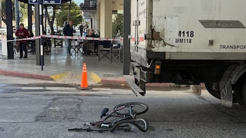 Trágico accidente en Córdoba: una adolescente de 13 años murió luego de chocar con su bicicleta contra un camión