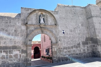Los muros del Monasterio de