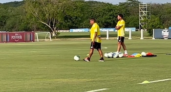 En medio del primer entrenamiento como director técnico de Sebastián Viera, se evidenció que Víctor Pacheco será uno de sus asistentes técnicos - crédito Toque Sports