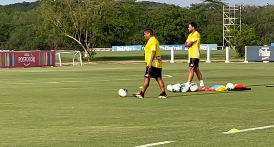 En medio del primer entrenamiento como director técnico de Sebastián Viera, se evidenció que Víctor Pacheco será uno de sus asistentes técnicos - crédito Toque Sports