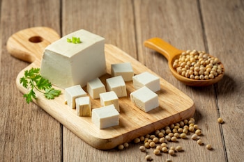 Tofu sobre una tabla de madera (Magnific)