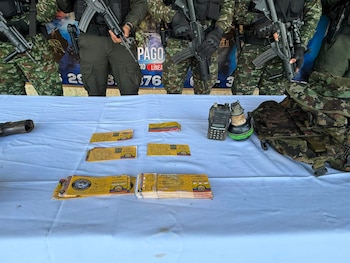En el operativo se incautaron armas, varios teléfonos celulares, talonarios y panfletos atribuidos a la Teófilo Forero, que habrían sido utilizados para los cobros extorsivos - crédito @COMANDANTE_FFMM/X