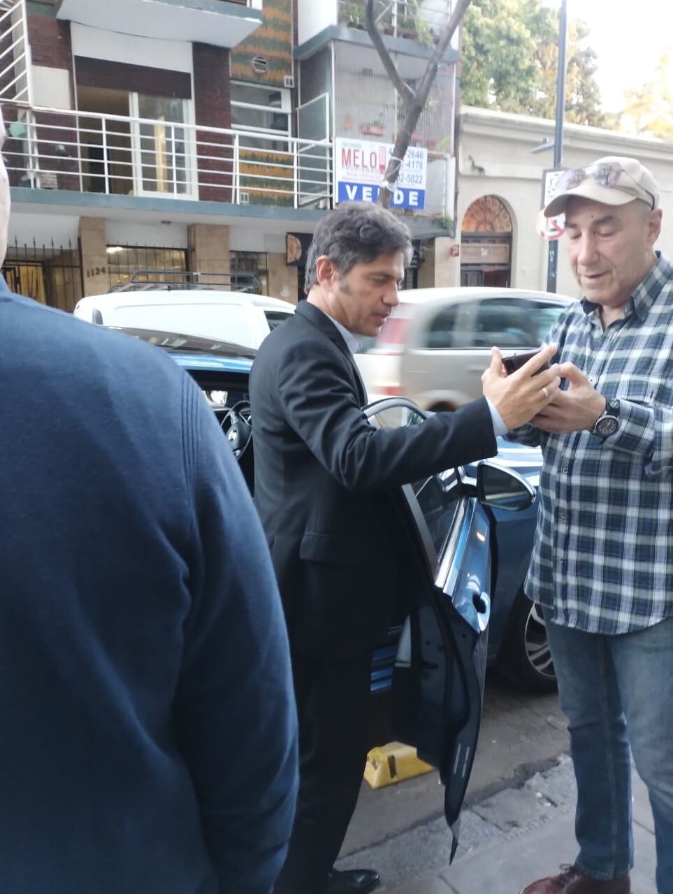 Axel Kicillof en el momento que sale de la casa de Cristina Kirchner (Ayelén Berdinas)
