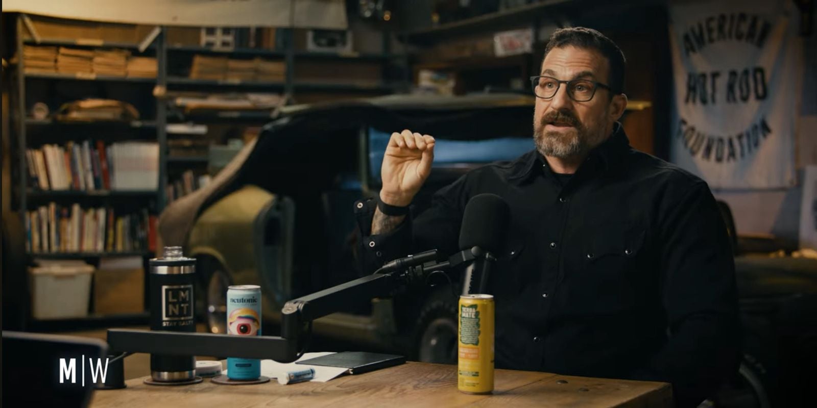 El neurocientífico señaló que el pico matutino de cortisol es un proceso fisiológico normal y necesario para activar el cuerpo y el cerebro tras el despertar (Captura de video: YouTube/Modern Wisdom)