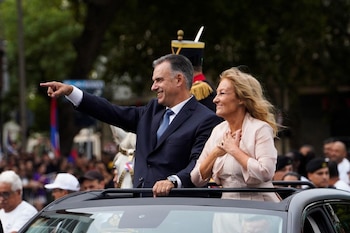 El presidente Orsi usó otro auto Hyundai el día de su asunción (REUTERS/Andrés Cuenca)