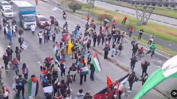 Manifestantes bloquean la calle 26 frente a la Universidad Nacional en Bogotá: Transmilenio suspendió el servicio en dos estaciones