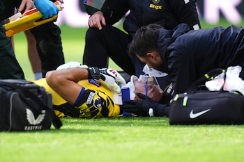 El arquero argentino continúa recuperándose de una fractura de maxilar (Mike Egerton/PA via AP)