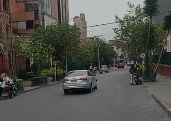 Manifestantes sobre andén y se