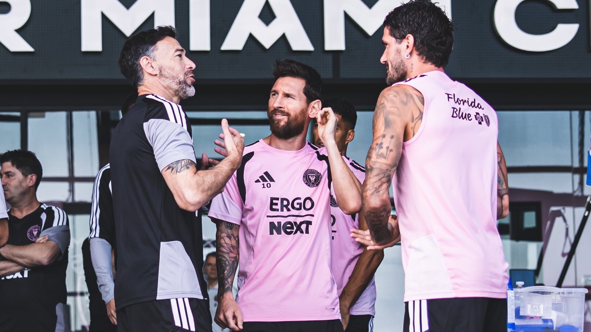 Kily González dialoga con Messi y De Paul en su primer día de entrenamiento como DT del Inter Miami (@InterMiamiCF)