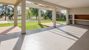 Galería, parrilla y piscina, tres