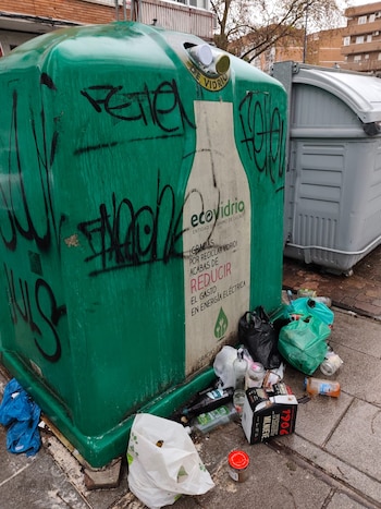 Un contenedor de vidrio lleno.