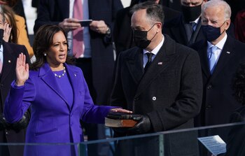 Kamala Harris prestó juramento como