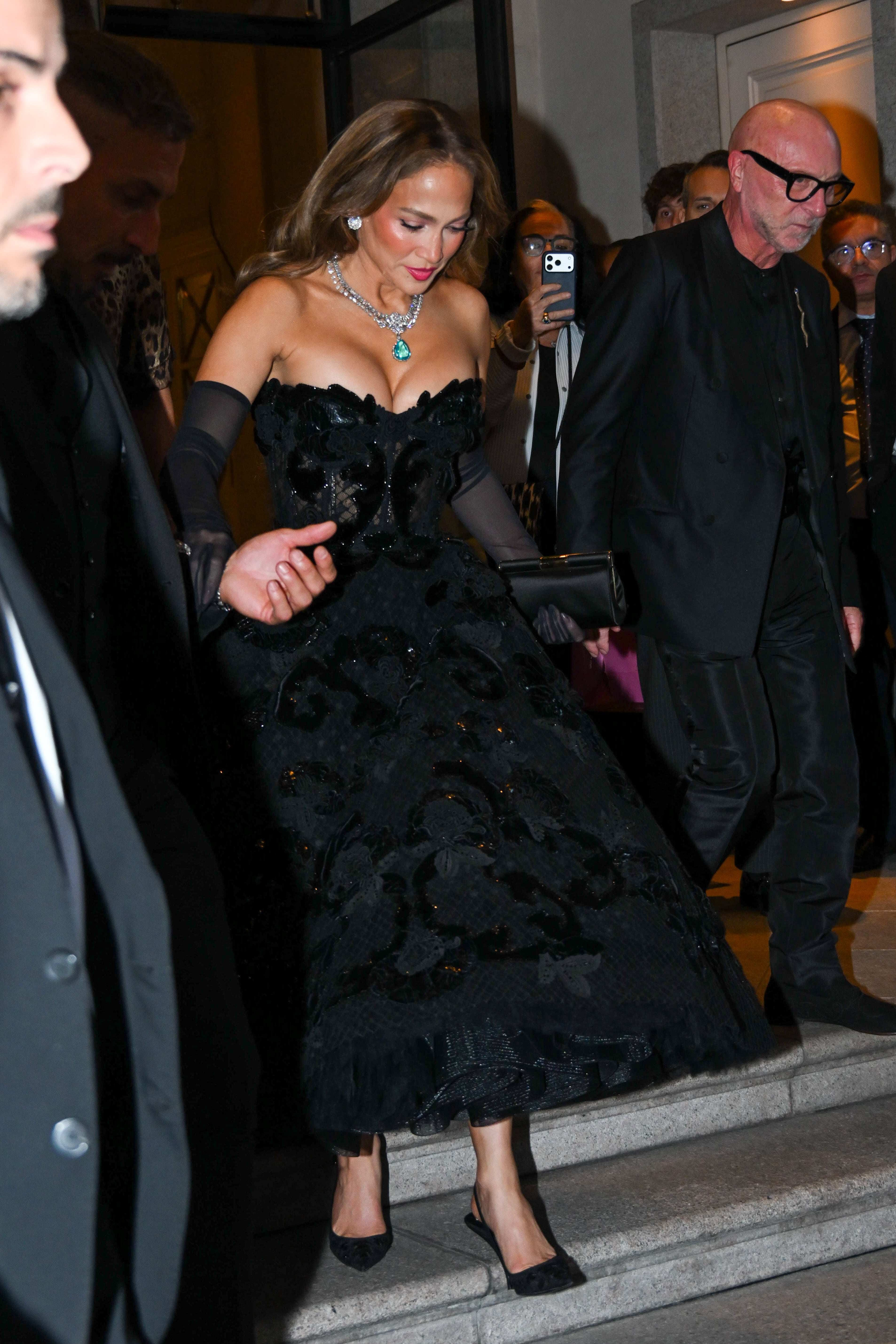 Jennifer Lopez asistió a la alfombra roja con un vestido negro de Dolce & Gabbana elaborado con corsé, falda de tul y bordados de lentejuelas (Manuele Mangiarotti/ipa-agency.net/ipa-agency.net/Sipa USA)