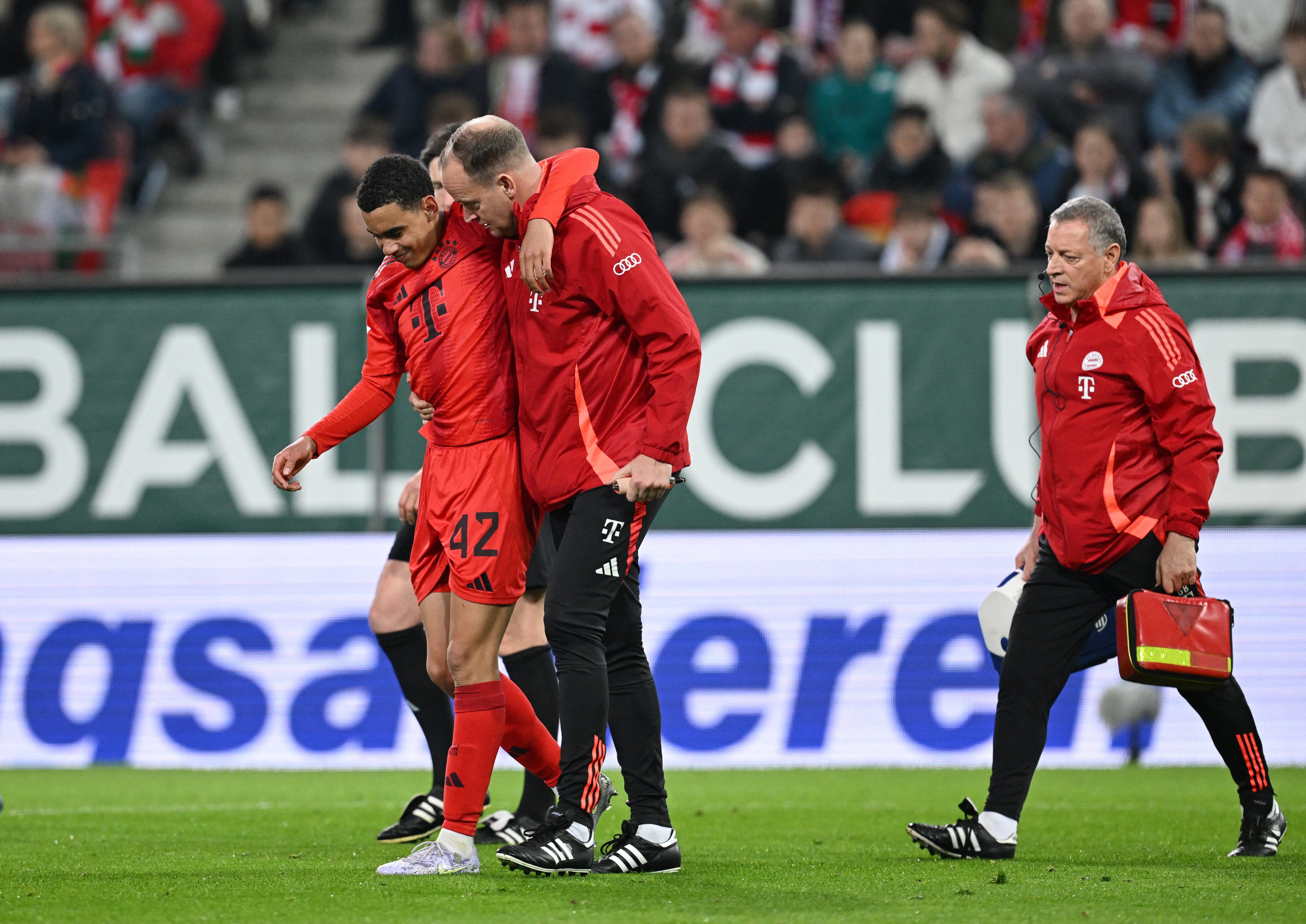 Tras anotar un gol en la victoria 3-1 de su equipo ante el Augsburgo por la Bundesliga, Musiala se retiró del campo de juego a causa de una lesión.