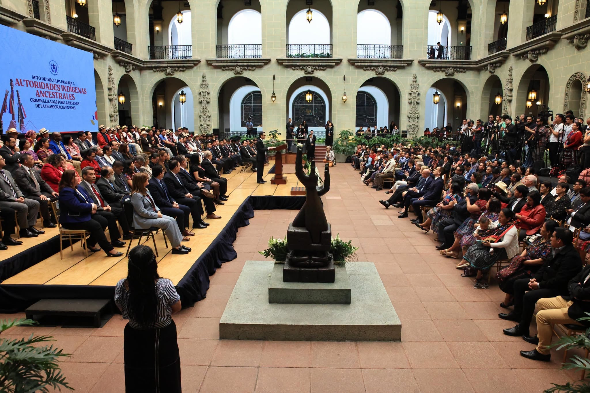 El presidente Bernardo Arévalo encabeza el acto de disculpa pública del Gobierno de Guatemala a autoridades indígenas ancestrales criminalizadas en 2023. (Diario de Centroamérica y Ministerio de Agricultura)
