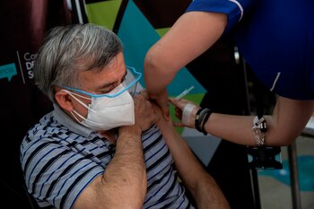 Un ciudadano chileno recibe una