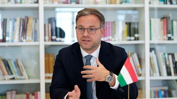 Orbán roza las riendas de