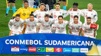 Alineación de Cienciano en su lance contra Lanús, en Argentina. - Crédito: Difusión