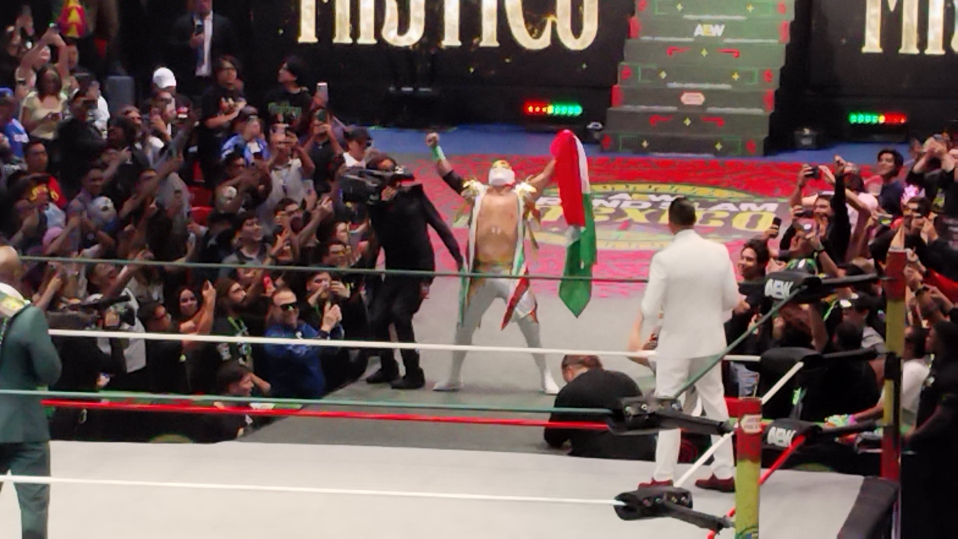 El Rey de Plata y Oro conmovió a miles al hacer su aparición con una canción inesperada que conectó de forma profunda con el público mexicano antes de su combate ante Maxwell Jacob Friedman (Jesús F. Beltrán / Infobae México)