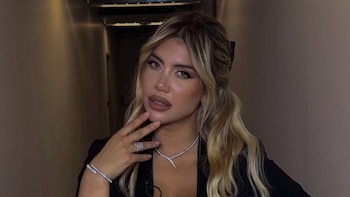 La salida al teatro de Wanda Nara junto a su mamá y sus hijas tras las criticas por su triunfo en los Martín Fierro