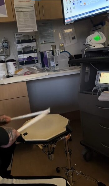 Aparentemente, Barker se ha tomado