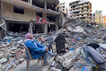 Una mujer se sienta entre