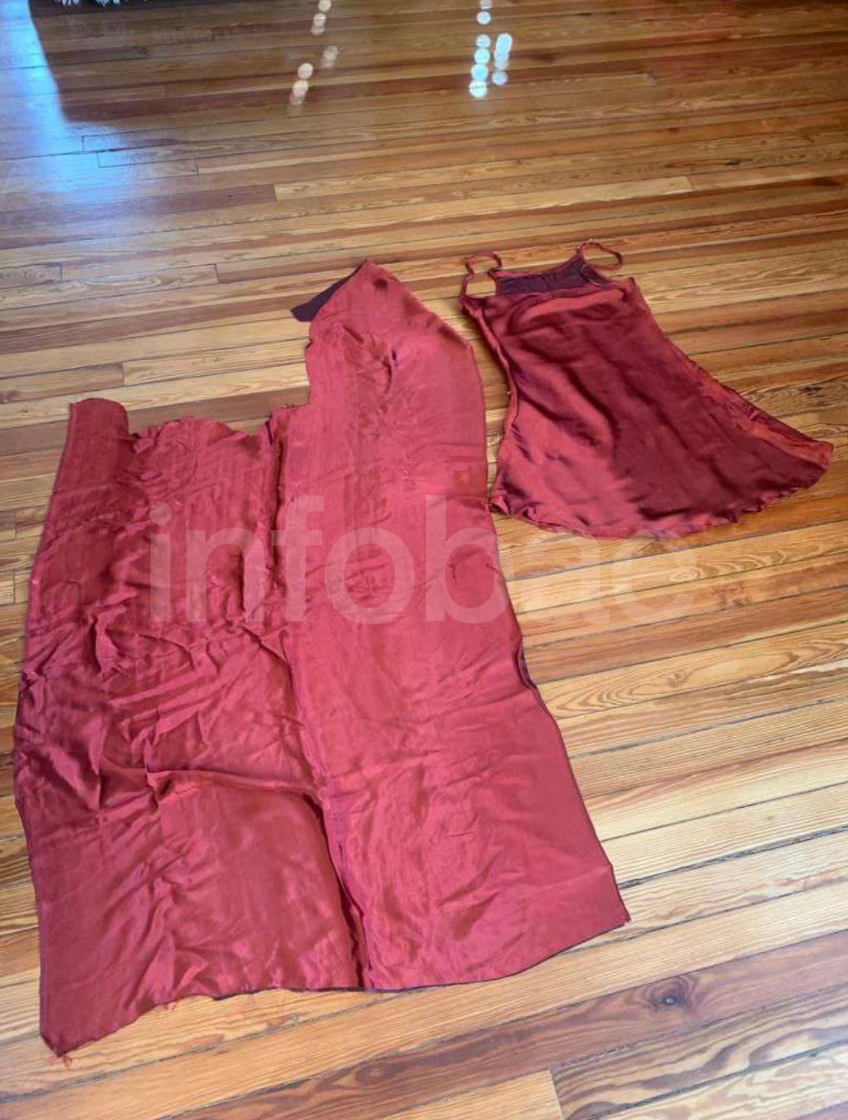 La clienta contrató en Belgrano la confección de dos vestidos con telas propias y pactó la entrega para fines de enero de 2023. (Poder Judicial)