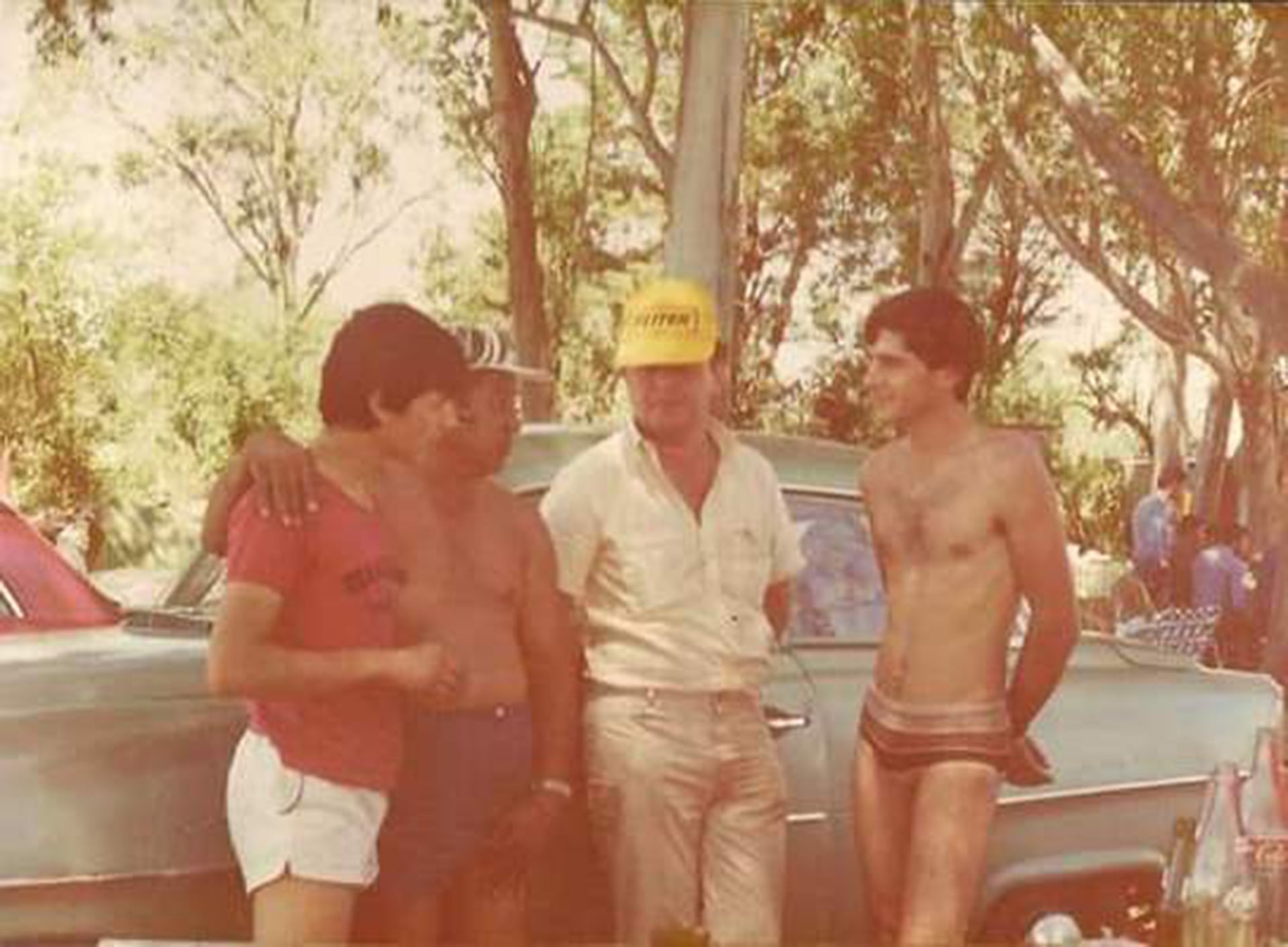 En el Sudamericano de Karting de 1980 en Colonia. Henry Martin, su papá, el italiano Angelo Parrilla (dueño del equipo donde corría Senna) y Ayrton (archivo Henry Martin)