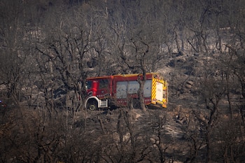 Um carro de bombeiros atravessou no sábado uma área destruída por um incêndio na cidade de Calonge devido ao incêndio florestal ocorrido ontem em La Bisbal de l'Empordà (Girona). (David Borrat/EFE)