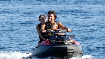 Carlos Sainz Jr. y Rebecca Donaldson disfrutan de unas vacaciones en Mallorca junto a la familia del piloto