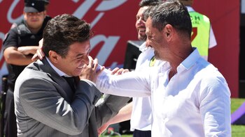 El saludo de Gallardo con Cocca: fueron compañeros en el Millonario (Fotobaires)