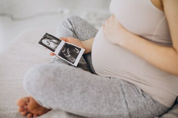Una mujer embarazada observa una ecografía de su bebé