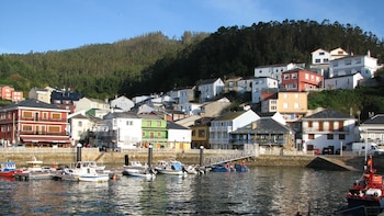 La villa marinera de A Coruña donde probar marisco, pasear entre casas de colores y visitar playas vírgenes: es el punto más al norte de la península ibérica